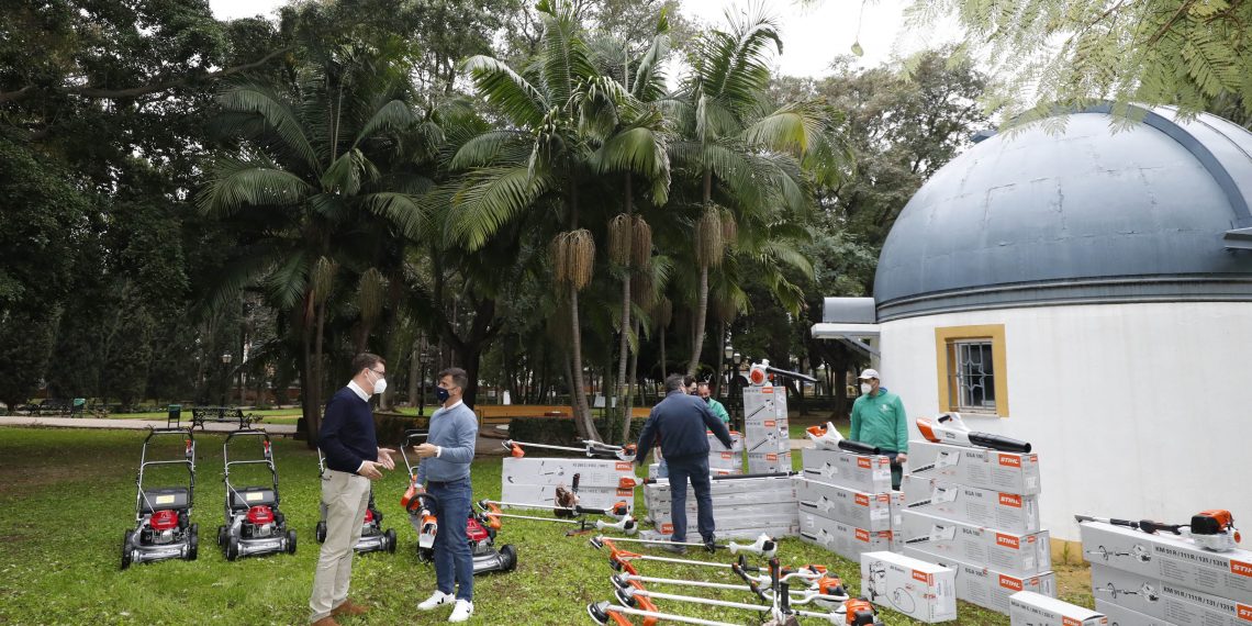 Parques y Jardines está sustituyendo las herramientas de gasolina por nuevas de batería