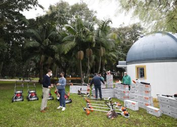 Parques y Jardines está sustituyendo las herramientas de gasolina por nuevas de batería