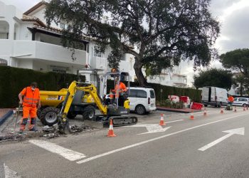 Obras instala nueva iluminación en la calle Alcornoque de Las Chapas