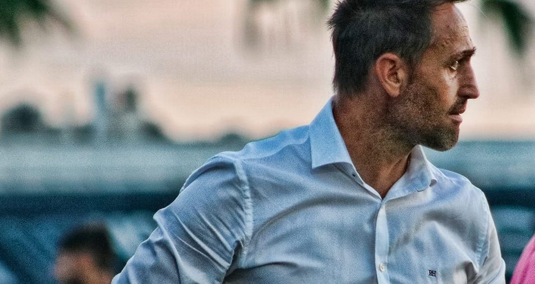 Tras la marcha de Aira, el Marbella busca entrenador para 8 partidos decisivos