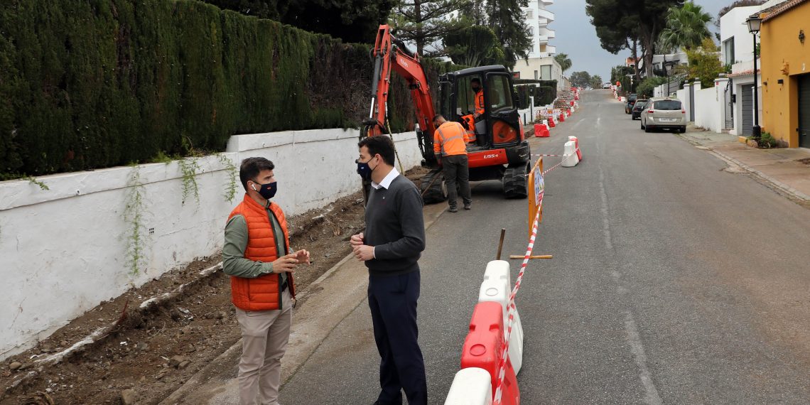Obras acomete trabajos de iluminación y acerado en la calle Gardenias de Nueva Andalucía