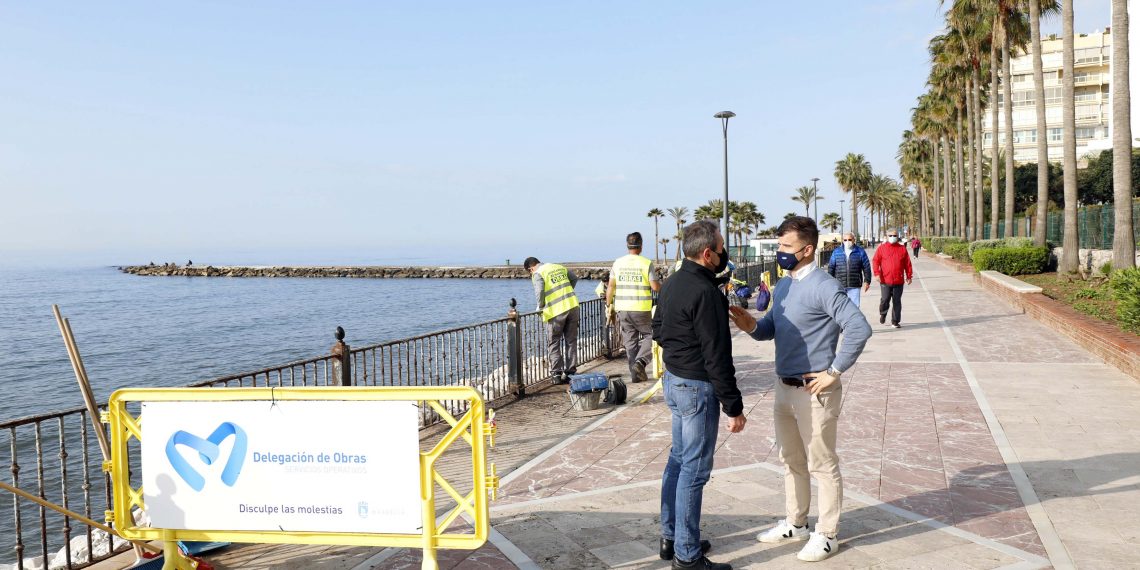 Obras repara barandilla y farolas en el Paseo Marítimo