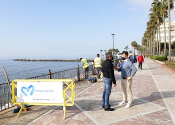 Obras repara barandilla y farolas en el Paseo Marítimo