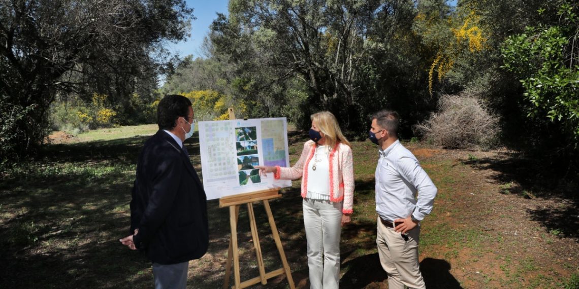 Muñoz anuncia un centro médico y una piscina cubierta en Las Chapas