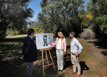 Muñoz anuncia un centro médico y una piscina cubierta en Las Chapas