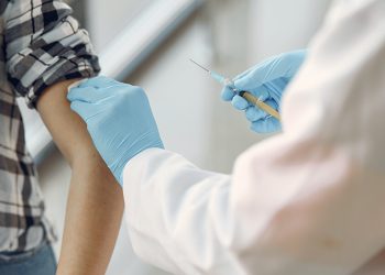 La muerte de una profesora del IES Guadalpín siembra dudas sobre los efectos de AstraZeneca