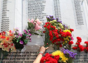 IU y Podemos reclaman la retirada del busto de Juan Carlos I y su sustitución por una escultura de «trabajadoras esenciales»