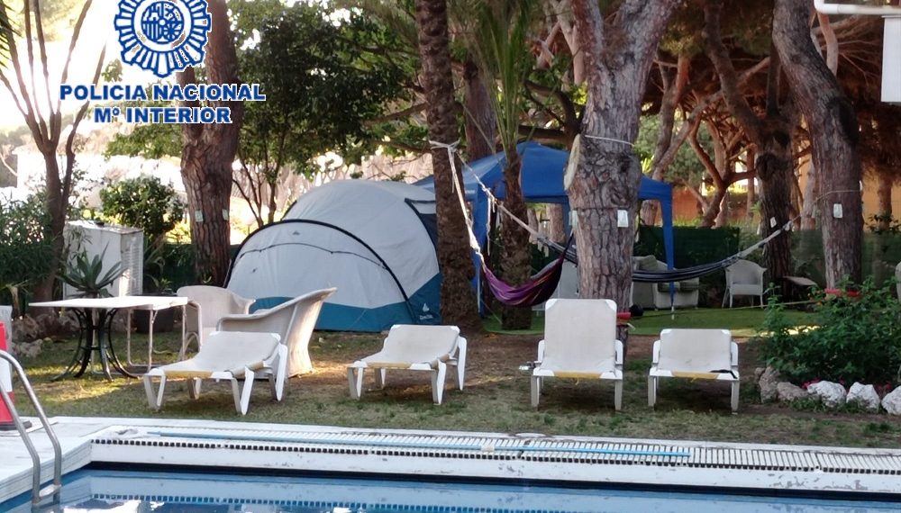 La organizadora de una fiesta ilegal muerde a un agente en el pecho