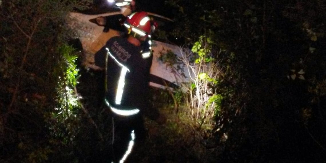Bomberos rescatan con poleas a una conductora en La Mairena