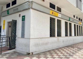 El paro vuelve a bajar, pero poco, aunque se acerque el verano