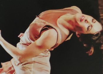 Un abrigo en el escenario