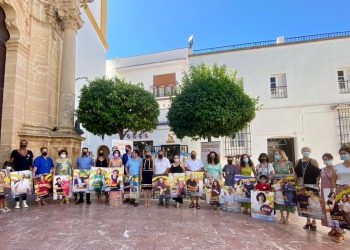 El Ayuntamiento contrata las marquesinas y pone fotos de comerciantes por 15.000 euros