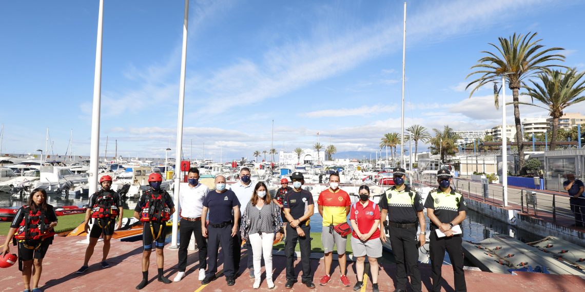 Efectivos de servicios de emergencias en el Puerto Deportivo Virgen del Carmen