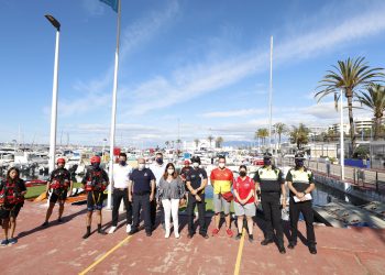 Efectivos de servicios de emergencias en el Puerto Deportivo Virgen del Carmen