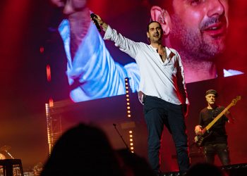 Melendi ofrece en Starlite un concierto muy sentido y reivindicativo