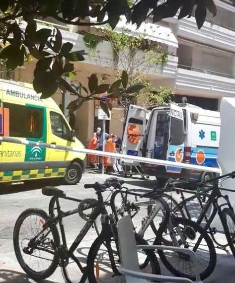 Un coche invade la acera y atropella a varias personas en Avenida Miguel Cano