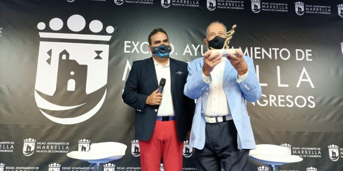 Carlos Sevillano recibe el primer galardón Marca Marbella Leyenda