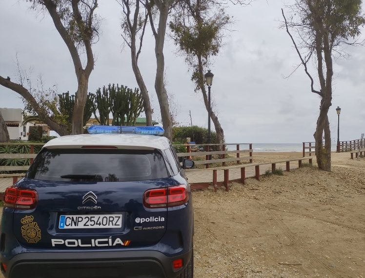 Detienen a un intruso retenido por los moradores de la vivienda