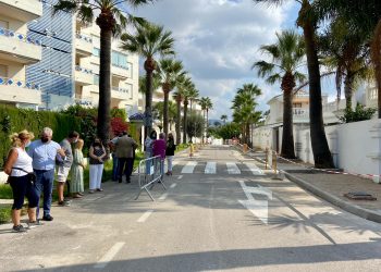 Obras cambia el acerado en la Avenida Jacaranda, en Las Chapas