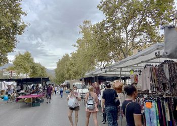 «Tenemos a extranjeros que llevan viniendo toda la vida aquí a comprarnos»