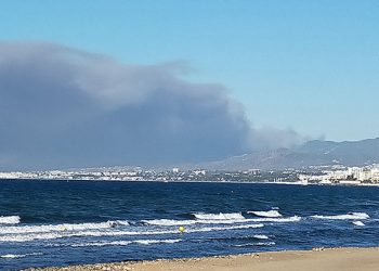 El fuego avanza y el viento puede llevar las llamas hasta el entorno de Benahavís