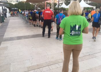 Una de las organizadores del evento observa la fila de participantes.