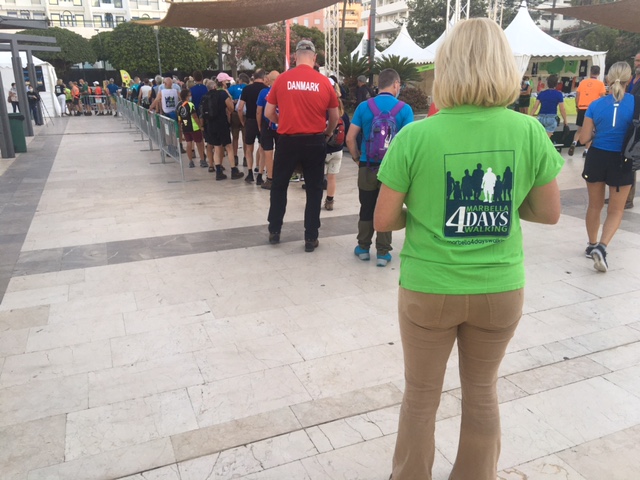 Una de las organizadores del evento observa la fila de participantes.