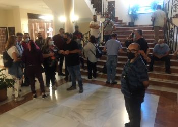Trabajadores del Ayuntamiento protestan contra el plan de ajuste durante el pleno de este viernes