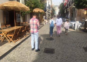 Indignación entre hosteleros por tener que recoger sus terrazas ante la falta de organización de las procesiones