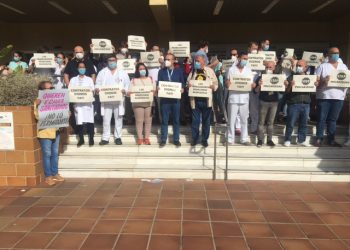 Trabajadores interinos del hospital Costa del Sol protestan por el incumplimiento de 131 contratos de vacantes
