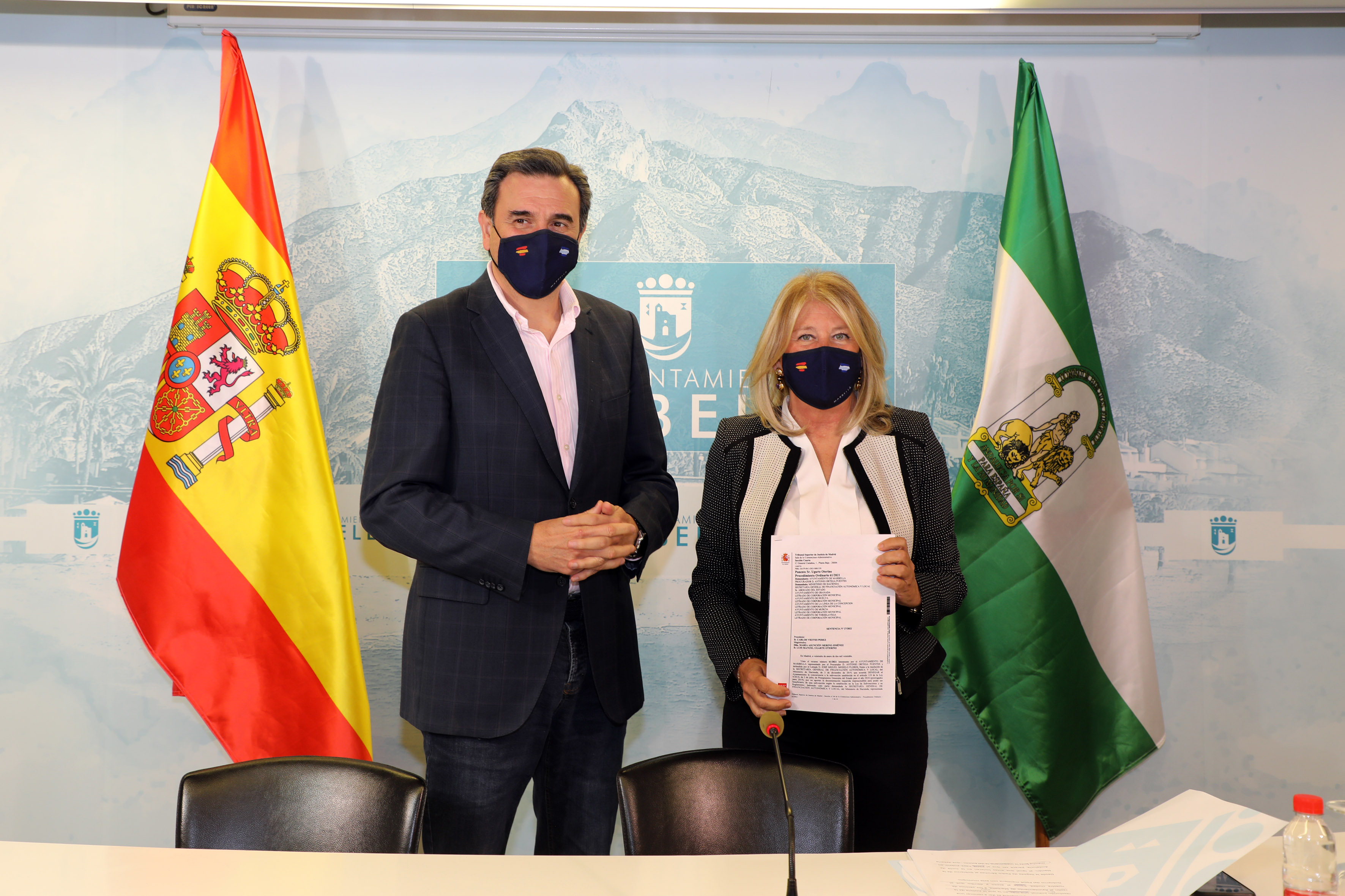 La alcaldesa esgrime una sentencia judicial para confrontar con el Gobierno central