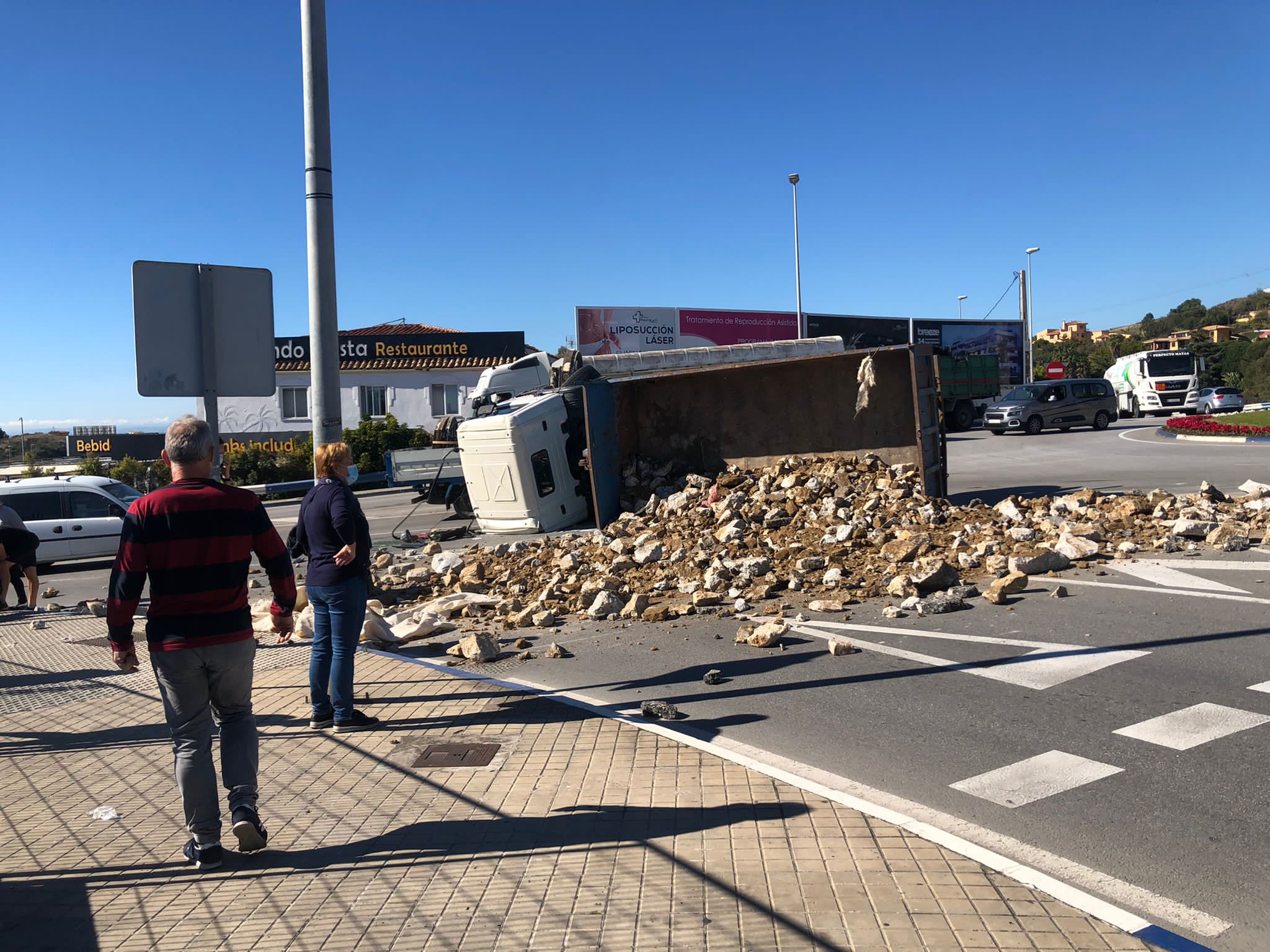 Un herido al volcar un camión en la rotonda de La Cañada