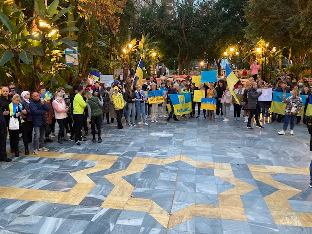 Concentración de la Asociación de Altas Capacidades de Marbella contra la invasión de Ucrania