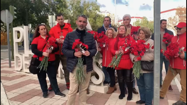 El PSOE reparte 7.000 claveles por los barrios de Marbella con motivo de la semana de San Valentín