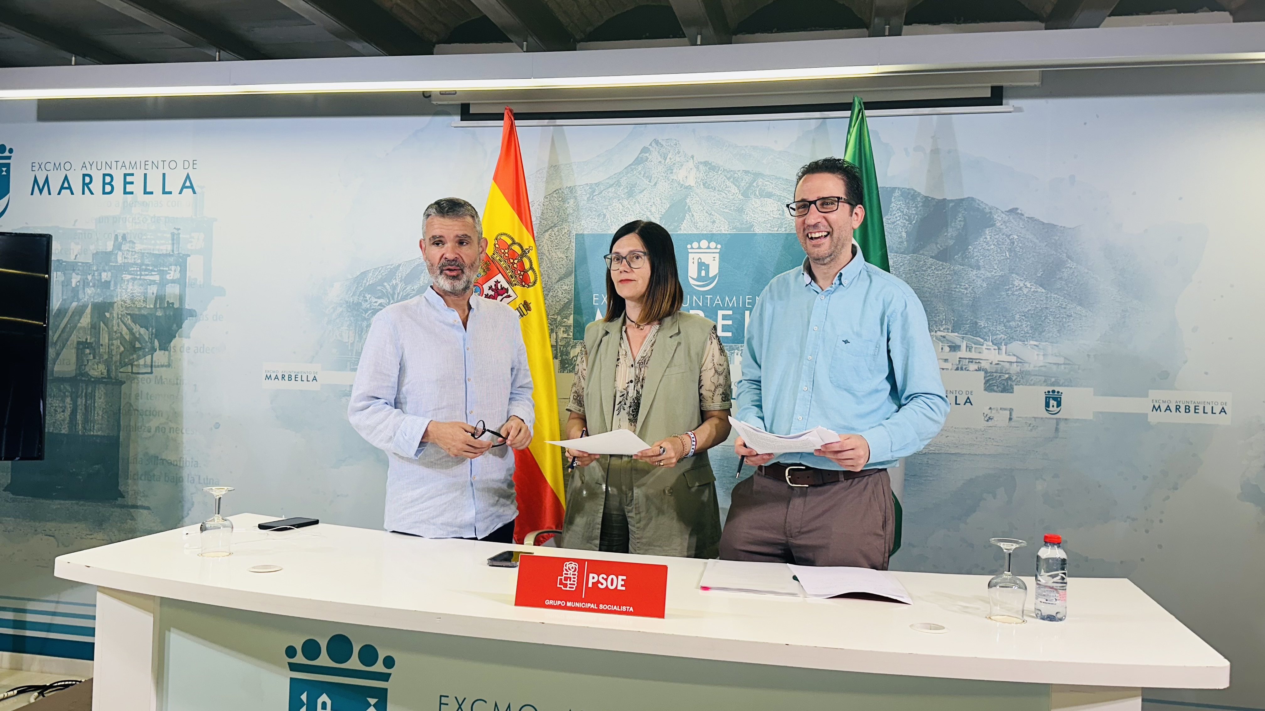 El PSOE de Marbella presenta alegaciones a la nueva ordenanza de playas, criticando su falta de coherencia y adecuación