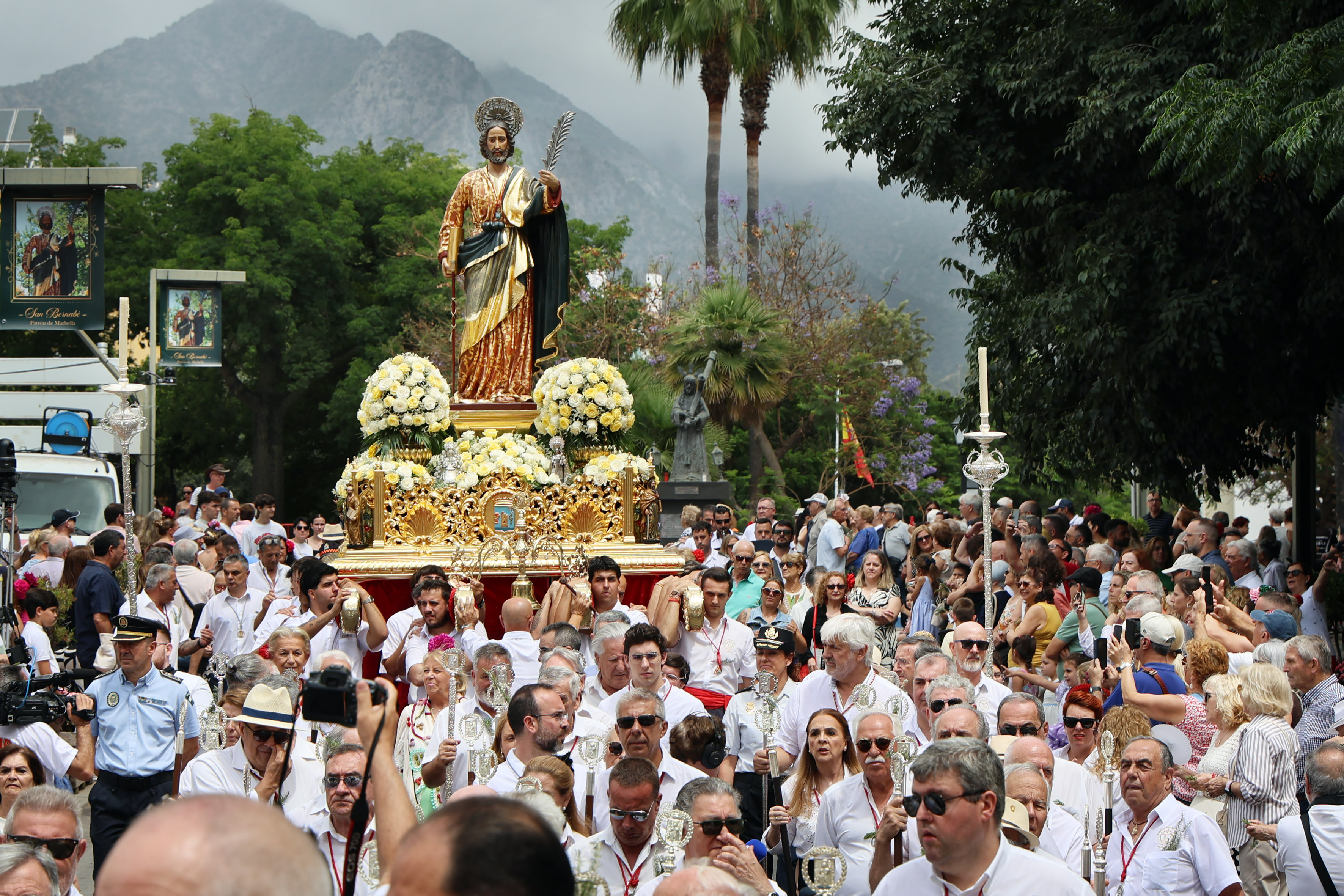 Marbella honra a San Bernabé con una multitudinaria procesión en pleno ambiente festivo